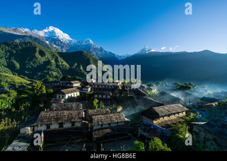 Vista sul villaggio, torna sulle montagne Annapurna sud, a sinistra, Himchuli, mid e Machapuchare, destra Ghandruk, Kaski District Foto Stock