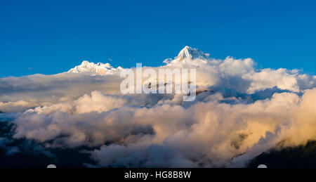 Coperto di neve e i vertici di Annapurna 1, destra e Annapurna sud, a sinistra con il monsone di nuvole, visto da Poon Hill, Ghorepani Foto Stock