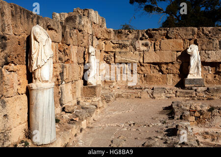 Antiche statue headless, sito archeologico, antica città di Salamina, Famagosta, la parte settentrionale di Cipro, Cipro Foto Stock