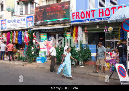 Strada trafficata scena nel quartiere di Pettah, Colombo, Sri Lanka Foto Stock