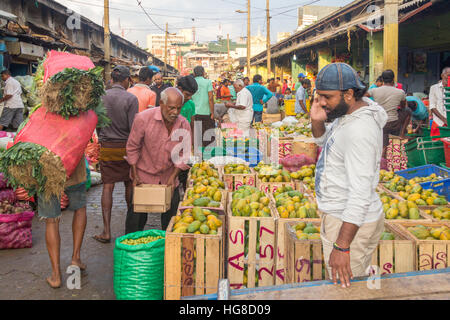 I clienti e i fornitori sul mercato Manning, quartiere di Pettah, Colombo, Sri Lanka Foto Stock