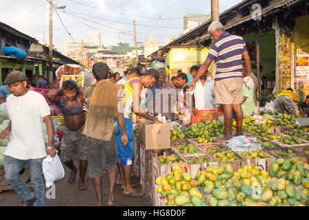 I clienti e i fornitori sul mercato Manning, quartiere di Pettah, Colombo, Sri Lanka Foto Stock