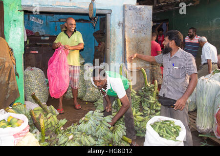 I clienti e i fornitori sul mercato Manning, quartiere di Pettah, Colombo, Sri Lanka Foto Stock