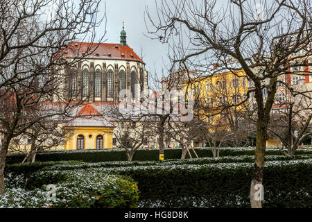 Praga Giardino francescano nei pressi di Piazza Venceslao in background la chiesa della Madonna delle Nevi, Praga, Repubblica Ceca Foto Stock
