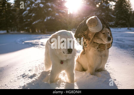 Donna baciare cane sul campo nevoso Foto Stock