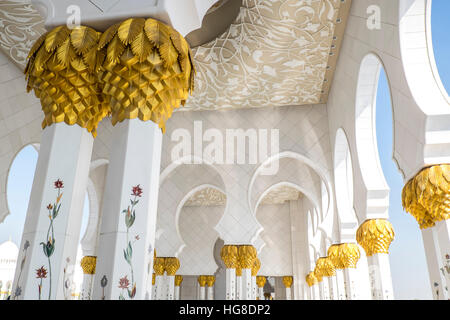 Basso angolo vista della Moschea Sheikh Zayed Foto Stock