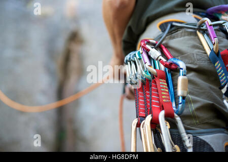 Sezione mediana dell'uomo con arrampicata attrezzature Foto Stock