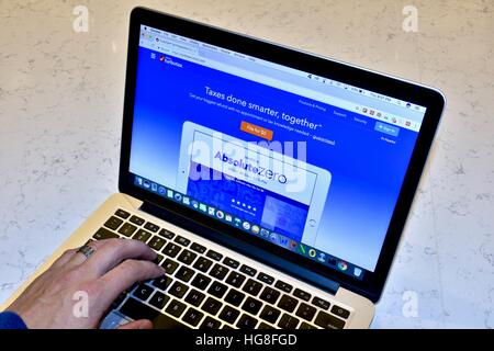 Un Apple Macbook Pro con il turbo imposta sito web visualizzato sullo schermo Foto Stock