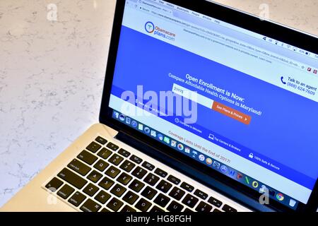 Un Apple Macbook Pro con il turbo imposta sito web visualizzato sullo schermo Foto Stock