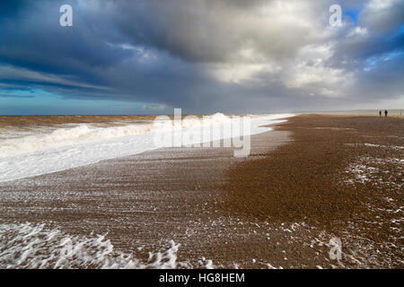 Spiaggia Cley Norfolk ad alta marea sulla ghiaia per la difesa del mare Foto Stock