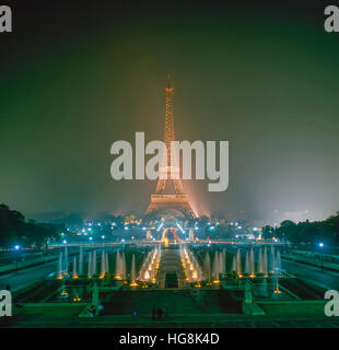 La torre Eiffel di notte a Parigi, Francia Foto Stock