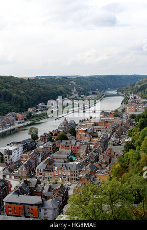 La città di Dinant in Belgio abbraccia entrambi i lati del fiume Meuse. Foto Stock