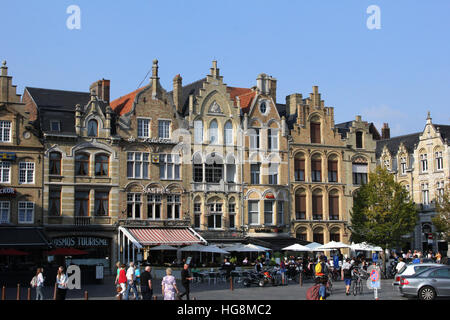 La Piazza del Mercato (Grote Markt), di Ypres, Ieper, Belgio. Essa è stata totalmente ricostruita dopo la sua distruzione nella guerra mondiale I. Foto Stock