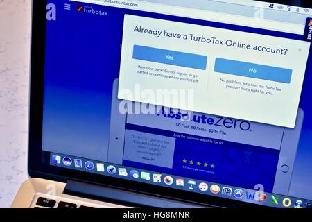 Un Apple Macbook Pro con il turbo imposta sito web visualizzato sullo schermo Foto Stock