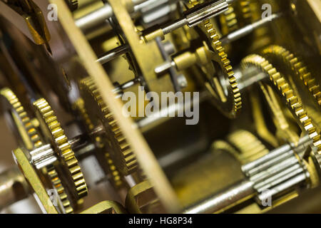 Dettagli di un vecchio svizzero automatico orologio con parti complesse Foto Stock