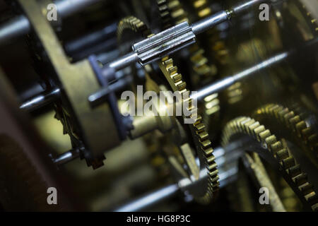 Dettagli di un vecchio svizzero automatico orologio con parti complesse Foto Stock