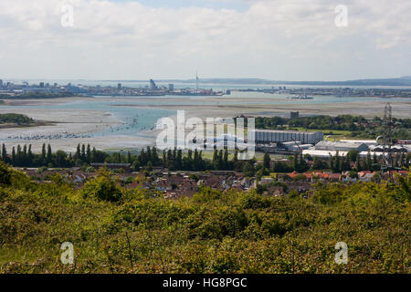 Vista del fango appartamenti a Portsmouth con la marea era fuori. decine di imbarcazioni sono bloccati fino a quando la marea arriva di nuovo Foto Stock