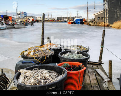 Porto congelati con ceste di reti da pesca Foto Stock
