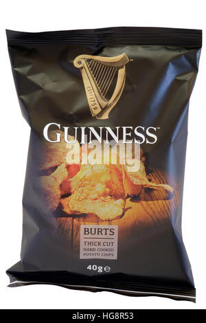 Un pacchetto di Guinness tagliato spesso cotti a mano potato chips su sfondo bianco Foto Stock