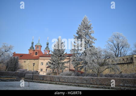 Lo stile barocco chiesa di San Lorenzo sulla collina di Petřín, Praga in inverno. Foto Stock