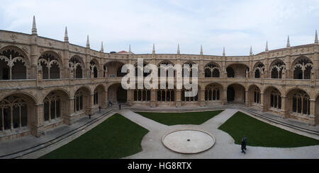 Portogallo: il chiostro del Monastero dos Jerónimos, costruito dal 1501 al 1601, un ex monastero nella parrocchia di Belém, nel comune di Lisbona Foto Stock