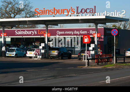 Sainsburys benzina locale stazione di servizio e il piazzale antistante Foto Stock