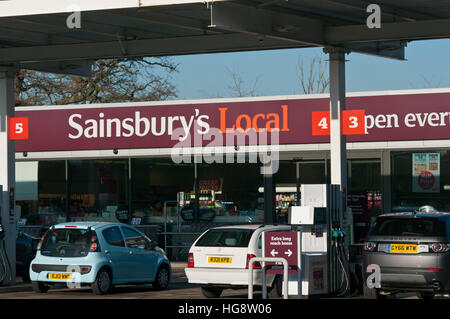 Sainsburys benzina locale stazione di servizio e il piazzale antistante Foto Stock