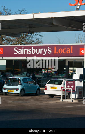 Sainsburys benzina locale stazione di servizio e il piazzale antistante il Regno Unito Foto Stock