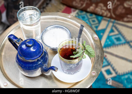 Tradizionale tè alla menta impostato sulla tavola di rame in un cafe orientale a Khan El Kalili Bazar, il Cairo, Egitto Foto Stock