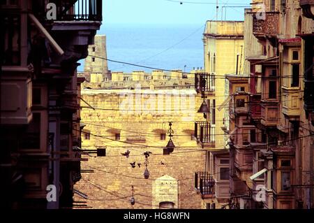 Isola di Malta, fort S.Elmo visto dal centro storico della città di La Valletta Foto Stock