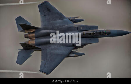 Un basso battenti USAF F15-C da 493d Fighter Squadron a RAF Lakenheath, formazione in Mach Loop, Galles. Preso da Cad Est Foto Stock