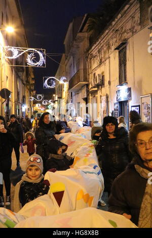 Mugnano di Napoli, Italia. 05 gen 2017. Mugnano calza da Guinness dei primati per la festa dell Epifania della calza, oltre 60 metri di lunghezza, cucito e assemblato con l aiuto di volontari di organizzazione senza scopo di lucro "Nuova" Mugnano con materiali e tessuti dal riciclaggio. La manifestazione è organizzata dalla "nuova" Mugnano con il sostegno morale del Comune e le donazioni da parte di imprese nella zona.Nella foto un dettaglio di 'Calza di Natale' © Salvatore Esposito/Pacific Press/Alamy Live News Foto Stock