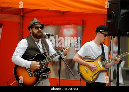 Folk rock chitarristi sul palco a suonare Epiphone chitarre presso il tracciafile Festival Fringe, Moro, Sheffield 2014 Foto Stock