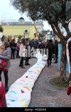 Mugnano di Napoli, Italia. 05 gen 2017. Mugnano calza da Guinness dei primati per la festa dell Epifania della calza, oltre 60 metri di lunghezza, cucito e assemblato con l aiuto di volontari di organizzazione senza scopo di lucro "Nuova" Mugnano con materiali e tessuti dal riciclaggio. La manifestazione è organizzata dalla "nuova" Mugnano con il sostegno morale del Comune e le donazioni da parte di imprese nella zona.Nella foto un dettaglio di 'Calza di Natale' © Salvatore Esposito/Pacific Press/Alamy Live News Foto Stock