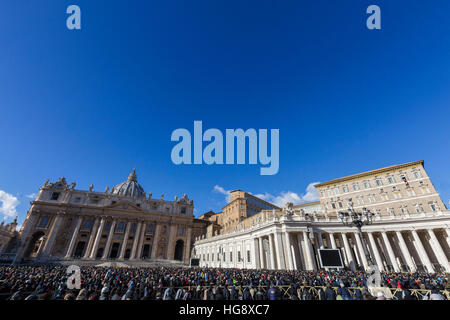 Città del Vaticano il Vaticano. 06 gen 2017. Papa Francesco offre la sua benedizione durante l Angelus del mezzogiorno preghiera, dalla finestra del suo studio che si affaccia su Piazza San Pietro, il giorno dell Epifania nella Città del Vaticano il Vaticano. Epifania del Signore giorno è un giorno di gioia per i cattolici in cui ricordano il cammino dei tre Re Magi, per rendere omaggio a Gesù Bambino. © Giuseppe Ciccia/Pacific Press/Alamy Live News Foto Stock