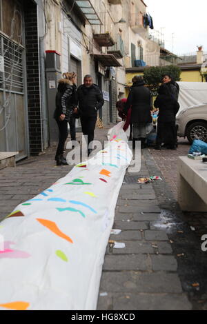 Mugnano di Napoli, Italia. 05 gen 2017. Mugnano calza da Guinness dei primati per la festa dell Epifania della calza, oltre 60 metri di lunghezza, cucito e assemblato con l aiuto di volontari di organizzazione senza scopo di lucro "Nuova" Mugnano con materiali e tessuti dal riciclaggio. La manifestazione è organizzata dalla "nuova" Mugnano con il sostegno morale del Comune e le donazioni da parte di imprese nella zona.Nella foto un dettaglio di 'Calza di Natale' © Salvatore Esposito/Pacific Press/Alamy Live News Foto Stock