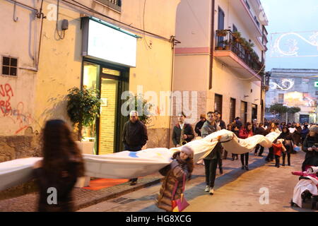 Mugnano di Napoli, Italia. 05 gen 2017. Mugnano calza da Guinness dei primati per la festa dell Epifania della calza, oltre 60 metri di lunghezza, cucito e assemblato con l aiuto di volontari di organizzazione senza scopo di lucro "Nuova" Mugnano con materiali e tessuti dal riciclaggio. La manifestazione è organizzata dalla "nuova" Mugnano con il sostegno morale del Comune e le donazioni da parte di imprese nella zona.Nella foto un dettaglio di 'Calza di Natale' © Salvatore Esposito/Pacific Press/Alamy Live News Foto Stock