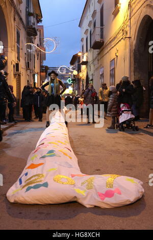 Mugnano di Napoli, Italia. 05 gen 2017. Mugnano calza da Guinness dei primati per la festa dell Epifania della calza, oltre 60 metri di lunghezza, cucito e assemblato con l aiuto di volontari di organizzazione senza scopo di lucro "Nuova" Mugnano con materiali e tessuti dal riciclaggio. La manifestazione è organizzata dalla "nuova" Mugnano con il sostegno morale del Comune e le donazioni da parte di imprese nella zona.Nella foto un dettaglio di 'Calza di Natale' © Salvatore Esposito/Pacific Press/Alamy Live News Foto Stock