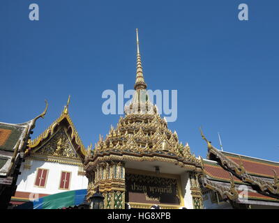 La porta di accesso alla sala di preghiera di Wat Rakhang Khositaram, Bangkok. Foto Stock