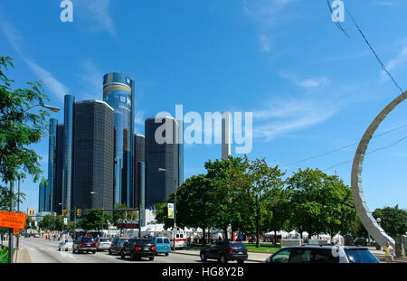 GM Renaissance Center, Rencen a Detroit, Michigan, Stati Uniti d'America - Foto con Hart Plaza e le sue sculture artistiche pilone e trascendere Foto Stock