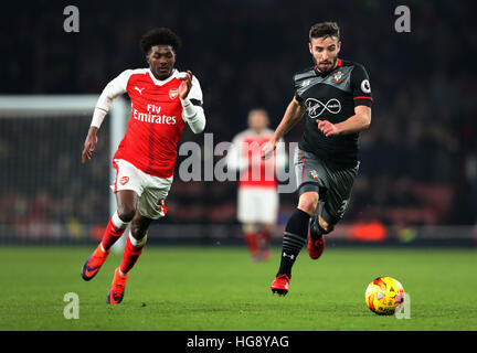 Dell'Arsenal Ainsley Maitland-Niles (sinistra) e Southampton Sam McQueen battaglia per la sfera Foto Stock