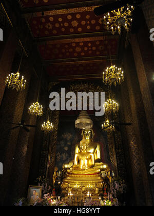 Statue di Buddha all'interno della sala di preghiera di Wat Bowonniwetwihan. Foto Stock