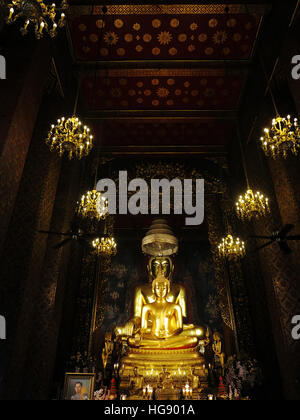 Statue di Buddha all'interno della sala di preghiera di Wat Bowonniwetwihan. Foto Stock