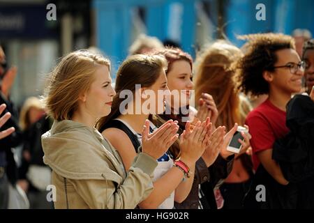 Le ragazze adolescenti applaudire i musicisti che partecipano al tracciafile Festival Fringe sul Moor, Sheffield 2014 Foto Stock