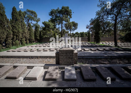 Graves sul polacco parte del cimitero Doulab a Tehran, principale e più grande luogo di sepoltura di rifugiati polacchi in Iran nel periodo di WW2 Foto Stock