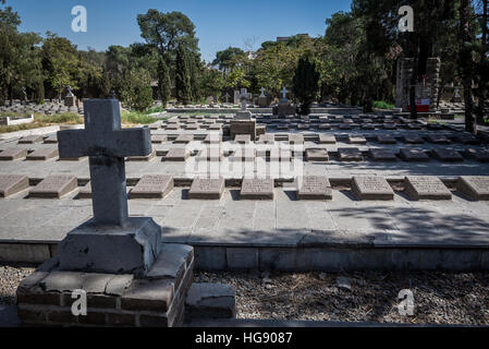 Graves sul polacco parte del cimitero Doulab a Tehran, principale e più grande luogo di sepoltura di rifugiati polacchi in Iran nel periodo di WW2 Foto Stock