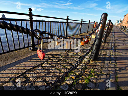 Amore si blocca sulle ringhiere sul fiume Mersey waterfront Foto Stock