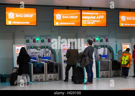 Passeggeri Easyjet bag drop bagaglio caduta off punto per effettuare il check in può essere controllata in attesa sul volo. L' Aeroporto di Gatwick Regno Unito Foto Stock
