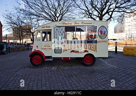 In vecchio stile ice cream van di Albert Dock Liverpool Regno Unito Foto Stock