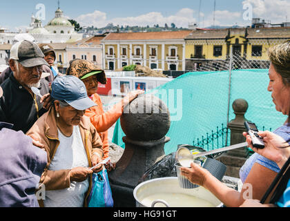 Non identificato le donne ecuadoriane con Bowler Hats. 71,9% del popolo ecuadoriano appartengono al Mestizo gruppo etnico durante la trasmissione alimentare Foto Stock